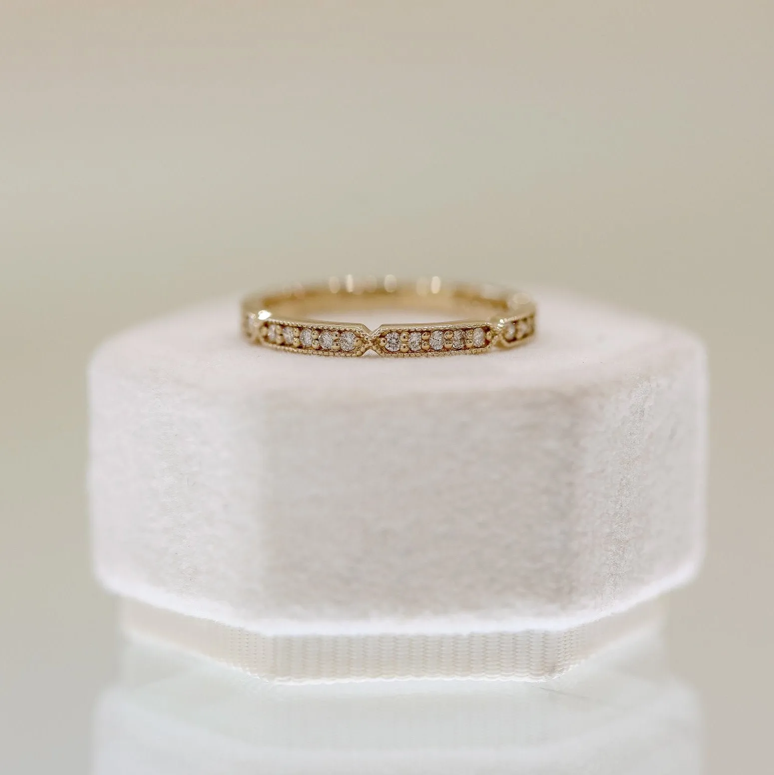 14ky Diamond Bar Millgrain Band